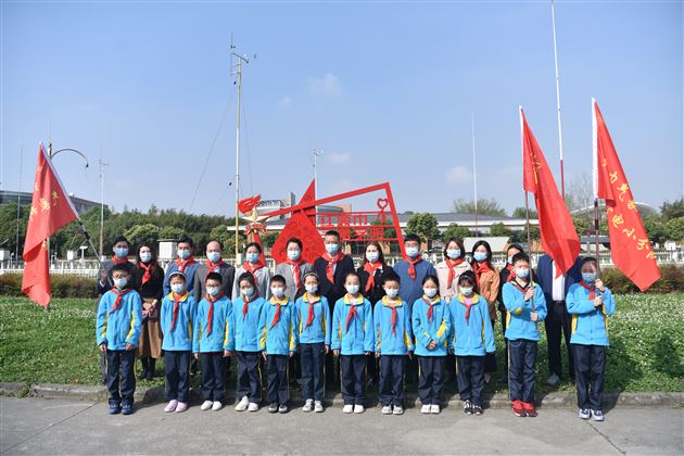 童心探气象 科学伴成长——棠外附小学生参加“成都市红领巾气象学院”揭牌仪式暨世界气象日科普研学实践活动