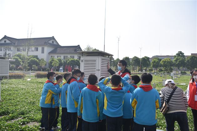 童心探气象 科学伴成长——棠外附小学生参加“成都市红领巾气象学院”揭牌仪式暨世界气象日科普研学实践活动