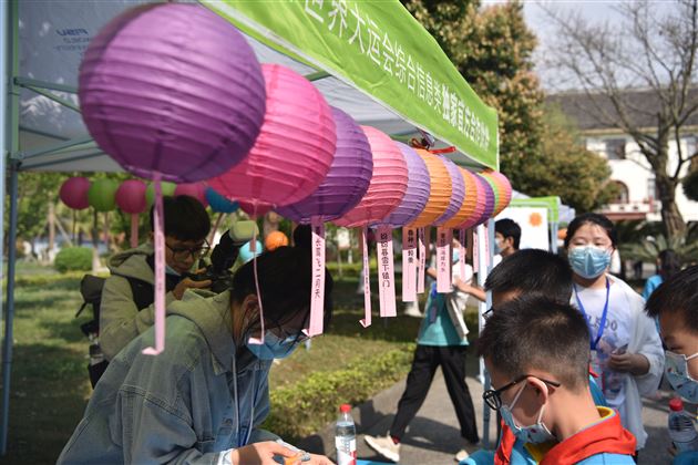 童心探气象 科学伴成长——棠外附小学生参加“成都市红领巾气象学院”揭牌仪式暨世界气象日科普研学实践活动