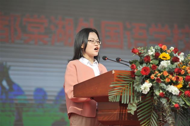高三(1)班张蒲潇涵的母亲蒲智慧女士代表全体高三家长致辞