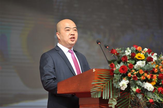 年级组长王福民老师代表全体高三教师发言