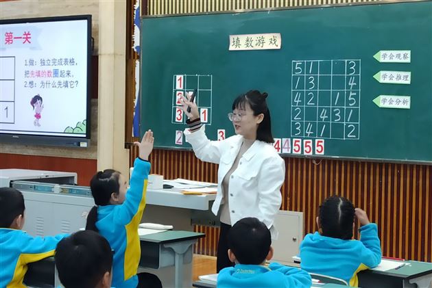 棠外附小数学组举行青年教师课堂展评活动
