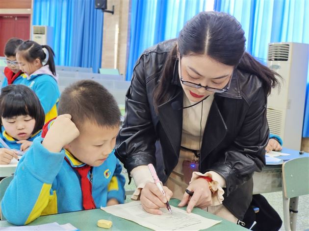 棠外附小数学组举行青年教师课堂展评活动