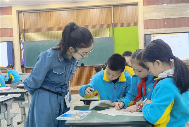 棠外附小数学组举行青年教师课堂展评活动