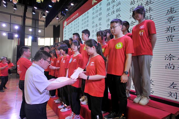 奋楫争先 决胜中考——记棠外初2019级学法指导暨中考动员大会