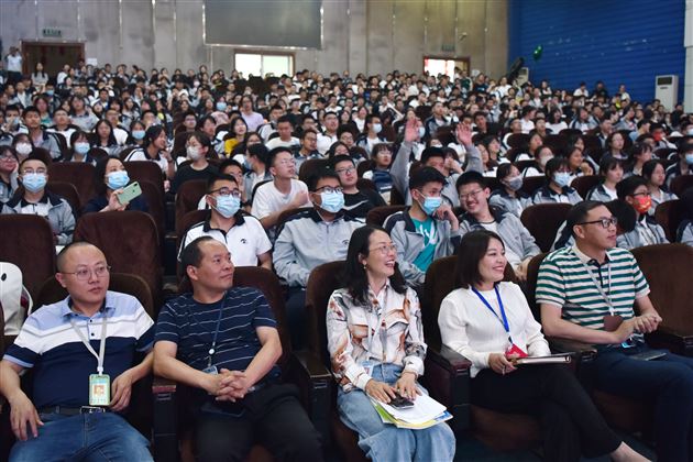 “英”你精彩,“语“众不同——棠外高中第十九届外语文化艺术节之高2021级配音展示活动顺利举行