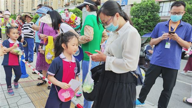 棠外实验幼儿园开展蔬菜义卖活动