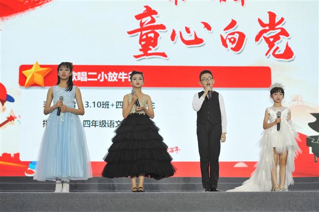 黄子墨同学(左二)担任棠外附小综合素质展示活动西班牙语主持人
