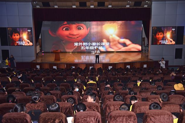 寰宇纷呈万花筒 异域风情醉人心——记棠外附小五年级家长义工课堂