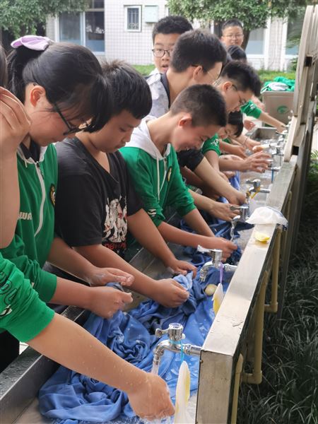 打开夏天正确的“玩”水方式——棠外初2021级11班开展洗窗帘大赛