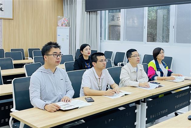 我校小、初、高政治教研组老师进行线上学习与研讨