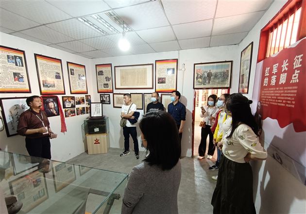追寻党史薪火 坚定追梦步伐——记中共成都棠湖外国语学校初中第二支部委员会党建活动