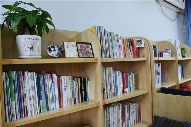 诗意地栖居 舒心地工作——棠外初中开展文明办公室评选活动 