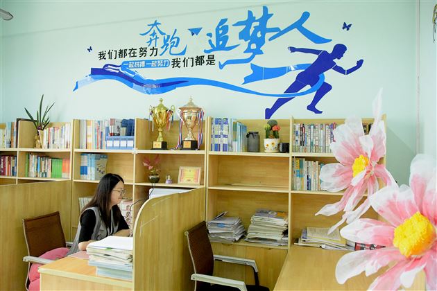 诗意地栖居 舒心地工作——棠外初中开展文明办公室评选活动