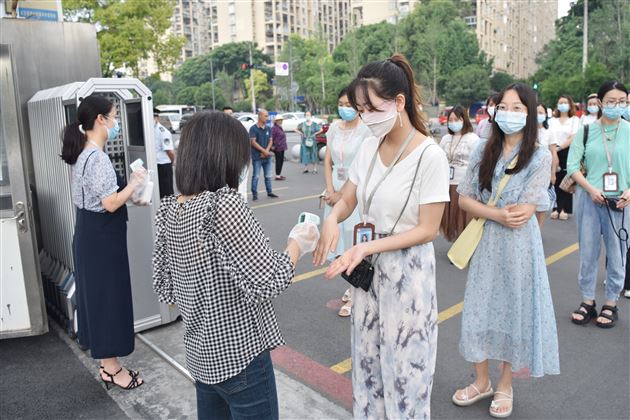 防控不松懈 防患于未然——中考棠外考点认真开展疫情防控应急演练