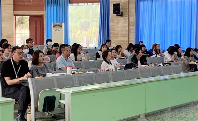 参会评委及各学校参会教师认真观摩现场课例展示
