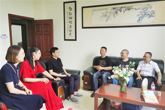人梯日月长 师恩永难忘——棠外高2022届2班全体学生向学校赠匾