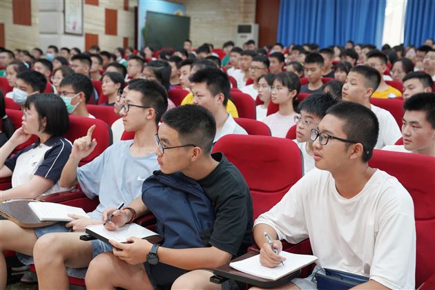 学生认真记录