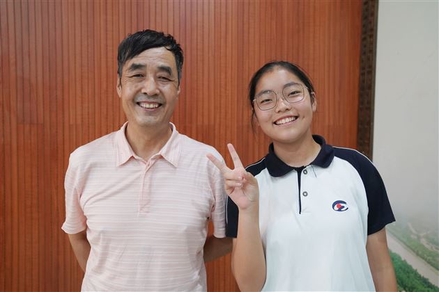 学生与文军教授合影
