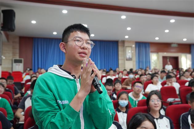 现场学生提问