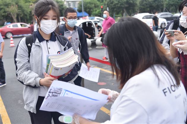 区委常委、区统战部部长杨莲一行莅临棠外检查指导秋季开学工作