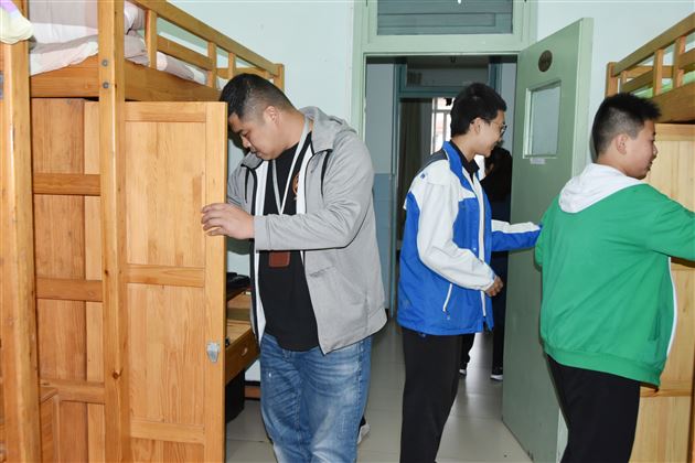 时时关注安全 处处提防事故——棠外初中开展学生公寓安全大排查