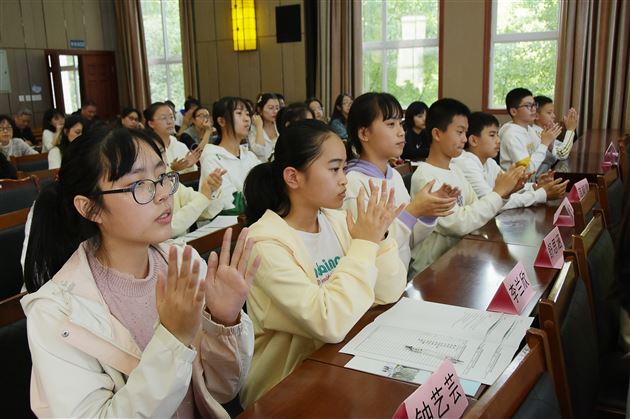 棠外初一杨迤番老师为班主任、后备班主任上修身班会示范课