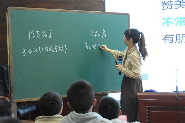 棠外初一杨迤番老师为班主任、后备班主任上修身班会示范课