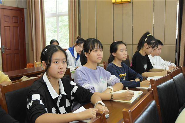 棠外初一杨迤番老师为班主任、后备班主任上修身班会示范课