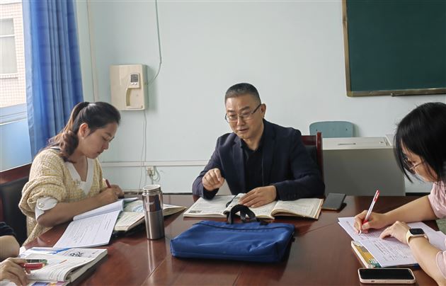 专家进校园 教师乐充电——棠外特邀双流区教科院英语教研员程德金老师指导英语教学