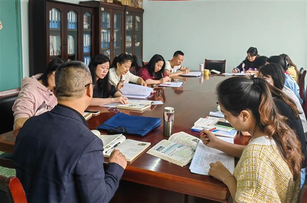 专家进校园 教师乐充电——棠外特邀双流区教科院英语教研员程德金老师指导英语教学