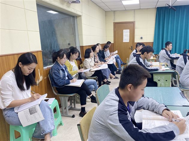 棠外高中教师周燕荣获成都市现场赛课第一名
