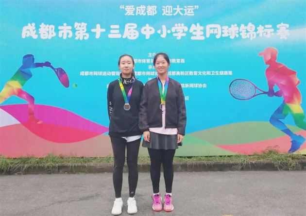 刘玥池(左)和唐文婧(右)