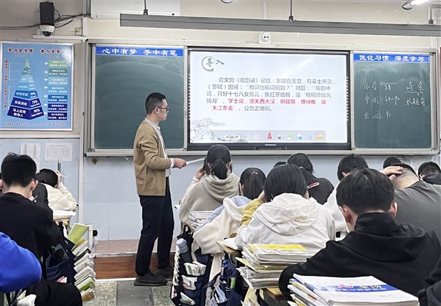 暖阳照耀话教研 倾情指导促成长——四川省教科院段增勇老师走进棠外高2022级语文教学一线