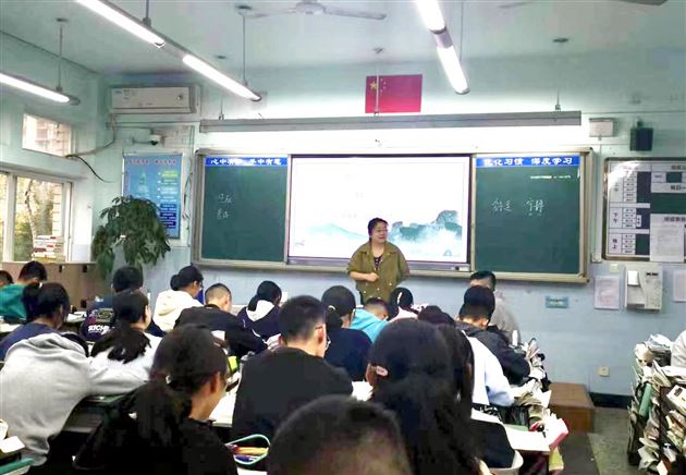 暖阳照耀话教研 倾情指导促成长——四川省教科院段增勇老师走进棠外高2022级语文教学一线