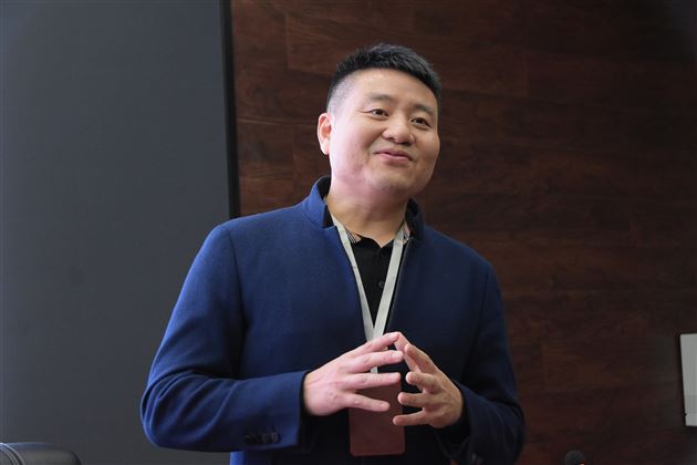 棠外党员教师刘勇举行赠书仪式