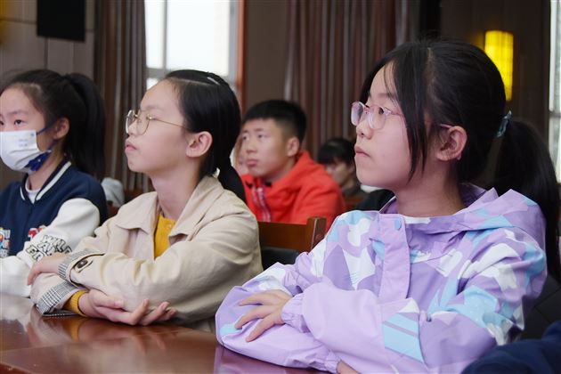 棠外党员教师刘勇举行赠书仪式