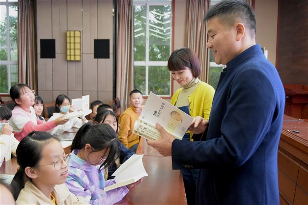 棠外党员教师刘勇举行赠书仪式