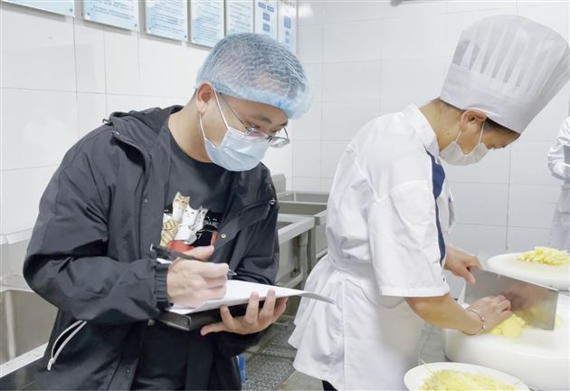 展技能 亮风采——棠湖仁智幼儿园后勤人员技能大比武