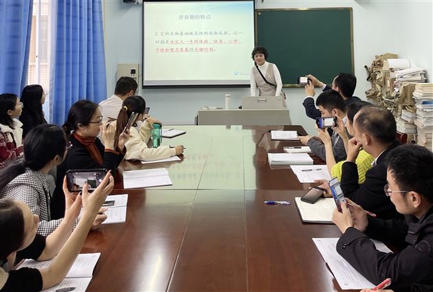 及时雨:特级教师孙晓晖的“八年级学生的特殊性及育导策略”讲座