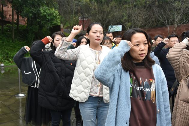 追寻先辈足迹 培育时代新人——中共成都棠湖外国语学校初中第三支部开展党建活动