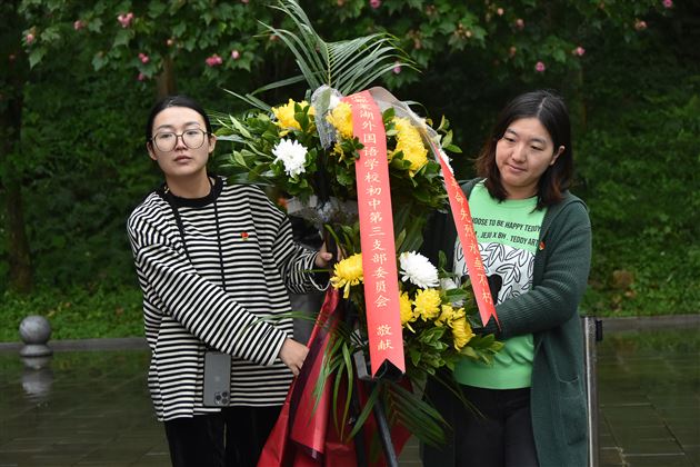 追寻先辈足迹 培育时代新人——中共成都棠湖外国语学校初中第三支部开展党建活动