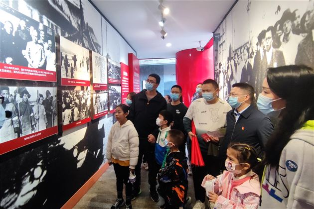 砥砺奋进显初心 凝聚共识谋发展——中共成都棠湖外国语学校高中第一支部开展党建活动
