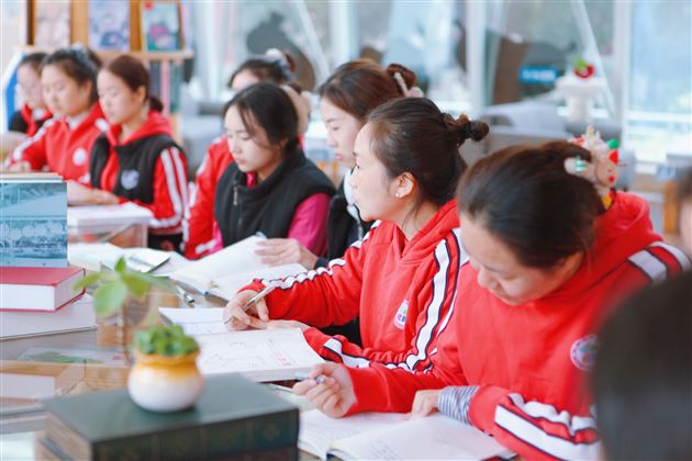 书相伴 心致远——棠湖仁智幼儿园开展青年教师读书分享沙龙