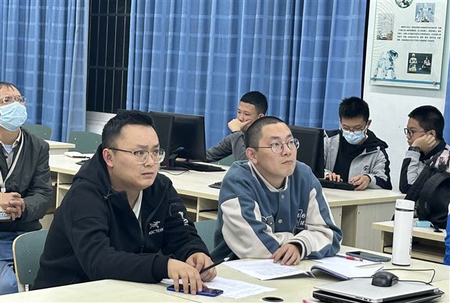 邓天煜、黄杰指导学生课题答辩