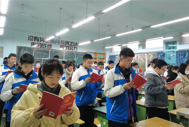 学习党的二十大精神,自觉维护宪法权威——棠外初中举行“国家宪法日”主题教育系列活动