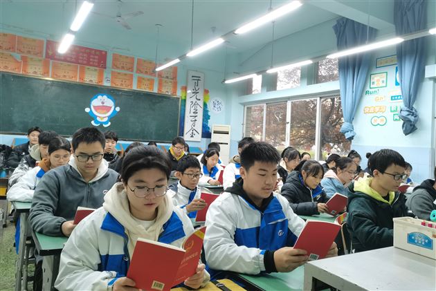 学习党的二十大精神,自觉维护宪法权威——棠外初中举行“国家宪法日”主题教育系列活动