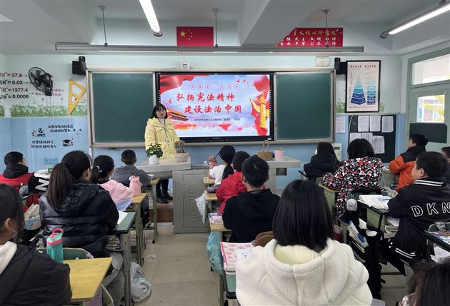 学习党的二十大精神,自觉维护宪法权威——棠外初中举行“国家宪法日”主题教育系列活动