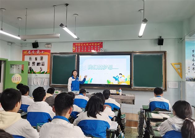 棠外初中开展开学第一课“生命·成长·希望”主题班会