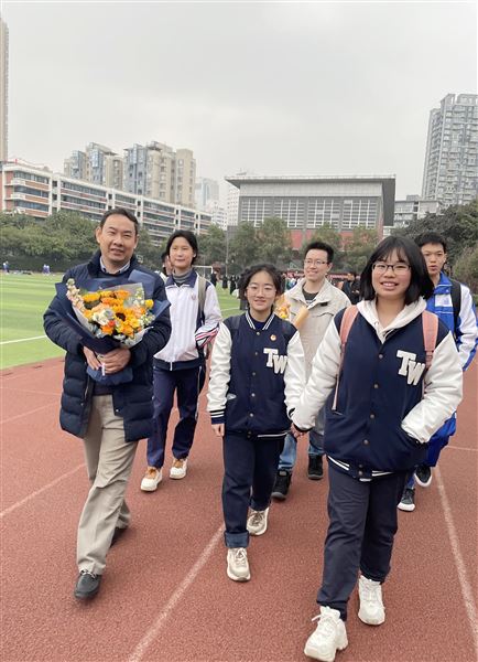 棠外英才计划学员与导师在一起(图片来源:学生家长)